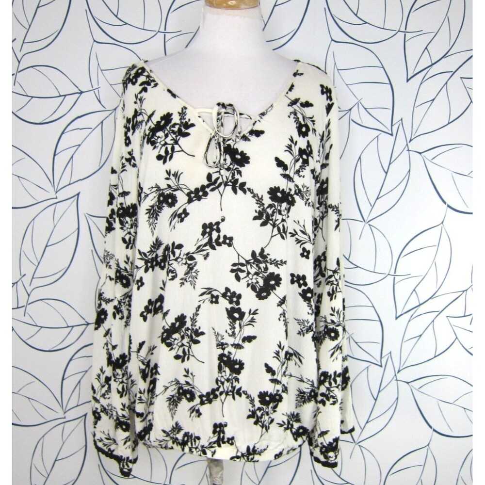 TORRID White & Black Floral Embroidered Lace Trim Bell Sleeve Blouse size 0, L